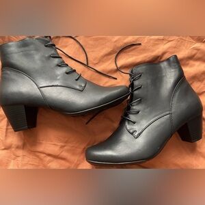 Cliffs by WHITE MOUNTAIN Black Lace-Up Boots size 11 M